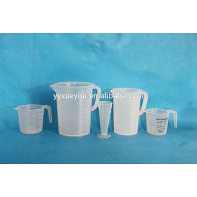 Plastic measuring glass / chemistry / laboratory instruments